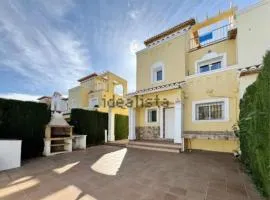 Beautiful Chalet Adosado con piscina comunitaria