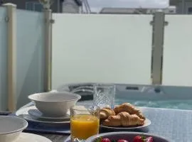 Premium accommodation with luxury HOT-TUB and decking area, near Fantasy Island