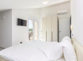 Penthouse Funtana with pool, hotel in Funtana