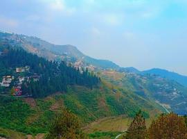 The Pine Of Golden Home Stay: Mussoorie şehrinde bir kendin pişir kendin ye tesisi