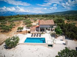 Secluded vacation house Bračuta with swimming pool, hotel u gradu Pučišća