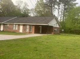 Cheerful 2-bedroom 2 bath entire home West Rome