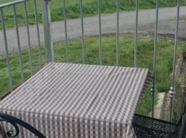 Cascina Binello Appartamento A, hotel v destinaci Belvedere Langhe