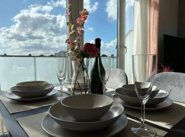 MiCasa OL - Modernes Penthouse - Stellplatz - Küche - WLAN - Dachterrasse, hotel in Oldenburg