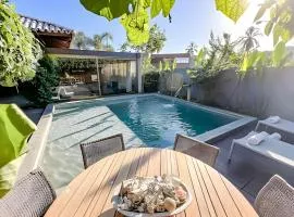 Casa com piscina aquecida, cozinheira, 30m do mar