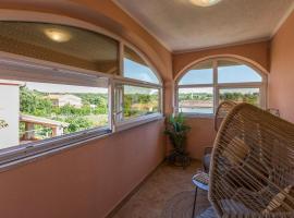 Beautiful Apartment In Karigador, hotel in Karigador