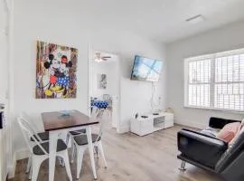 13th Street, 2 Bedroom by Deco 305- Walk to Beach