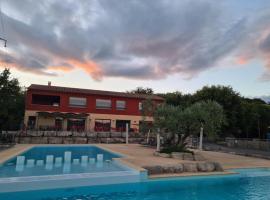 Rev'ôthijol Vacances, hotel in Saint Alban Auriolles