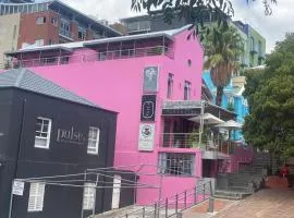 Man And Tree House - De Waterkant