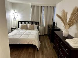 Cozy Centrally-located Condo in Honolulu - 30 day minimum stay, hotel din Honolulu