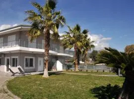 Cozy beach home in Faros, Raches