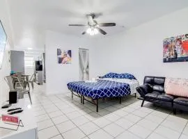 Steps 2 Beach, Prime Ocean Dr Condo w/2 Queen Beds