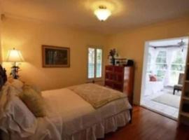 Tropical Bungalows with Heated pools, villa in West Palm Beach