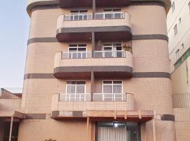 Apartamento na Praia do Morro para até 5 pessoas com garagem, hotel in Guarapari