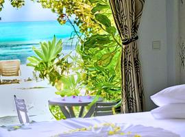 Crown Beach Villas with direct access to the Bikini Beach, hotel a Dhiffushi