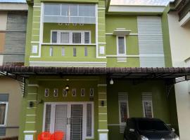 Villa Dream HillPark Sibolangit BerastagiView, hotelli kohteessa Bandarbaru