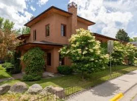 This Deluxe Colonial 4--Bedroom Home Offers The Best Of Bozeman!