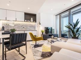 West Side Explore Downtown Melb in Chic Condo, hotel in Melbourne