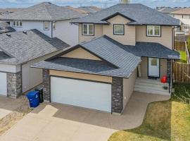 Spacious 4BR-4BA House for Large Families & Group in Stonebridge, βίλα στο Σασκατούν