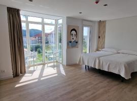 Playa Joyel Family Rooms, hotel com piscinas em Noja