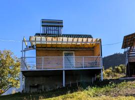 Gorgeous and cozy mountain top cabin, hotel v destinaci K'vishkhet'i