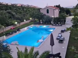 Zvonimir Holiday with large 95m2 pool