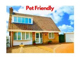 Amazing Family Cottage Just mins to Beach & Attractions, 3 bed, Sleeps 5, Large Garden, Off Road Private Parking, Fab Free WiFi & Pets are Welcome too! The Perfect Family holiday Getaway!