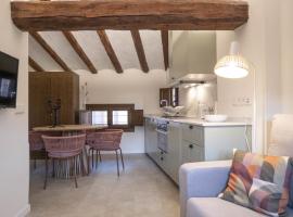 La casa amarilla apartamento enebro, hotel in Albarracín