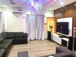 Supreme 3-BED-Duplex With 24HRS PWR & FREE Wi-Fi, hotel v destinaci Lagos