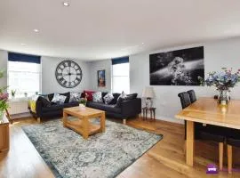 Queens House 2 bed City Centre Apartment - STAYSEEKERS
