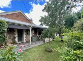 Copper Mine Cottage, haustierfreundliches Hotel in Burra