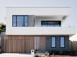 La Bella Beach House-Sleeping 9, Wood Fire, Aircon