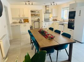 Modern and Spacious Edinburgh home with large garden, Hotel in Edinburgh