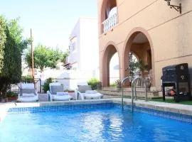 Chalet con piscina en el Mareny