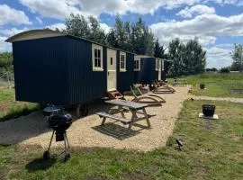 ShepherdsHut-Cotswolds-PetFriendly-WoodBurner
