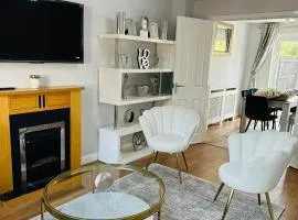 HouseSleeps5-Parking-Garden-PrivateEntrance