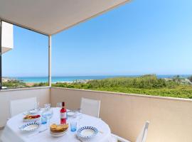 Beachfront Apartment with Amazing Sea View Balconies，位于奥特朗托的酒店