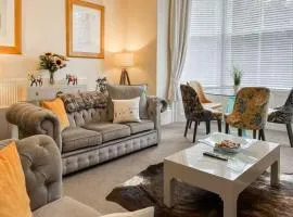 Strathmore apt Scarborough, pool, gym, parking