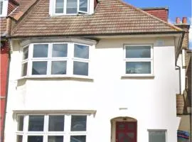 Amazing 6 bedroom house with free parking on site.