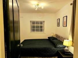Flat - Sleeps 4 - WiFi, hotel in Bridgend