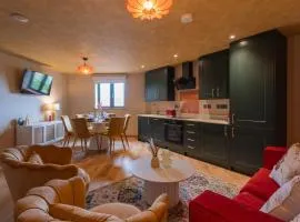 Gray - 2 Bedroom Luxury Apartment by Mint Stays