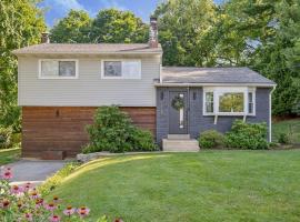 Modern Mid-Century Retreat, hotel a West Chester