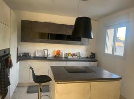 Maison familiale dans un quartier calme, ξενοδοχείο σε Villecresnes