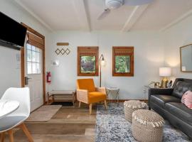 2min walk Downtown - Outdoor Patio - Pet Friendly، فندق في ساوغاتوك