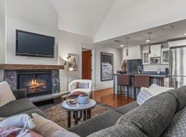 Elevated Penthouse Condo managed by Little Sister Getaways，坎莫爾的SPA 飯店