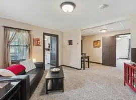 Red Hibiscus House - 3 Blocks from Lake Pepin