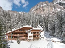 Hotel Villetta Maria Cottage, cottage in Canazei