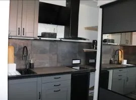 Agréable studio avec sa terrasse extérieure entièrement aménagé à 5 min de la mer