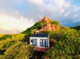 Makgobelo Lodge -The White House - Solar powered