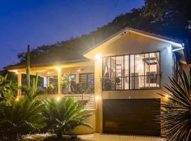 Casa del Artista 4bed,4 bath Ocean view home, hotel in Playa Hermosa